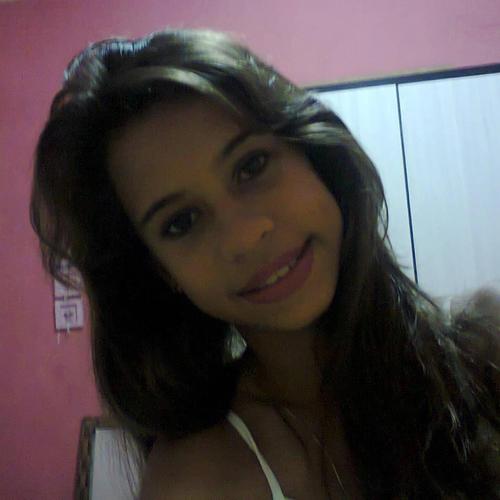 tenho cabelos lizos olhos com mel gosto muito de cantar sou lait gosto muito d tirar fotos minha cor preferida e verde e lilas gosto muito de andar