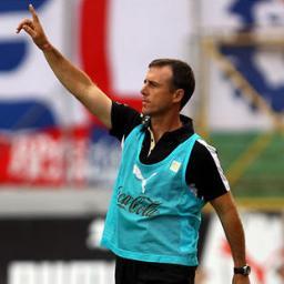 Ex-jugador profesional de Olimpia. Tricampeón como entrenador y como jugador.