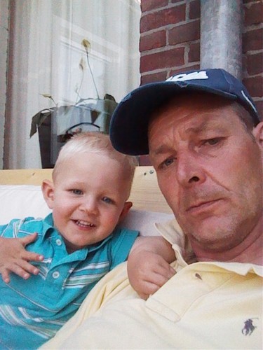 pappa van mick(5 en Kyan (2) werk in staalbouw en beplating.Graafschap.kegelen.baco op zijn tijd.