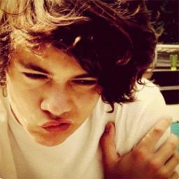 Dona de cinco gostozzões ! One Direction my inspiration . problem ? foda-se ;) Dona: @sweetiedoharry segue lá ?  2bjoox