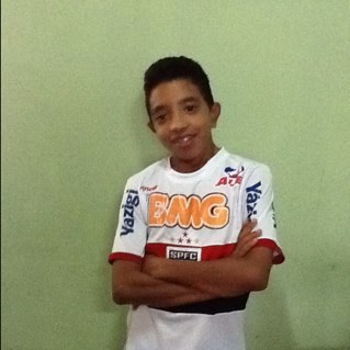 Sou um cara que gosto de jogar bola e amo rock!!!