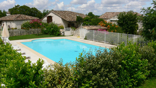 Village de Loubas is a superb example of a picturesque hilltop Hamlet of 5 farm houses set in the Midi-Pyrenees Region of South West France.