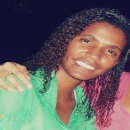 “E me pego sorrindo, sozinha.E me pego nem aí para todo o resto.”