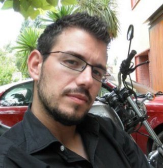 Profesor de lengua y literatura, padre y marido. A veces músico, a veces escritor. Navarro y euskaldun viviendo en Girona!