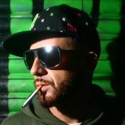 ¿En serio piensas que voy a perder mi puto tiempo en escribir una biografía?