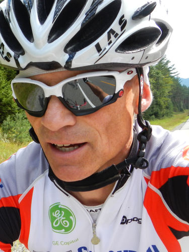 Cycliste assidu, photographe amateur, aime cuisiner, les bons vins, et la musique prog.