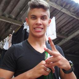 17 anos , jogador de futebol , namorando e feliz da vida  ^.~