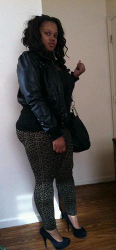#FREAKY.Z da bxtch daz ah super freak..check me out on youtube symone178 ^ damn that bxtch gotta phat a** (: