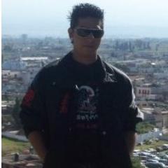 Ex-futbolista,
Universidad modelo
Ingeniero industrial logístico
me gusta el rock
Guitarrista 
Compositor
