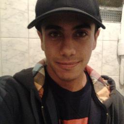 Eu sou apenas um garoto que respeita as pessoas , aquele garoto que todo mundo gosta , que faz as pessoas rirem , aquele garoto que vai BRILHAR se Deus quiser .