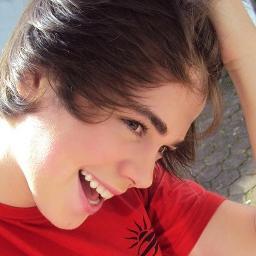 16 yaşındayım bence hemen takip et eğleniriz bebeğim öptüm :D
