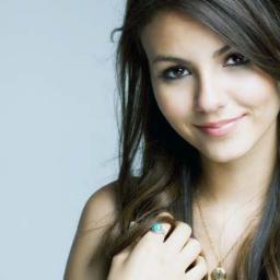 asheqaana's profile picture. جيتني تشكي الزمن وجيتك اريد ادفى ............ لقيت في قلبي وطن ... ولقيت بك منفى ..........