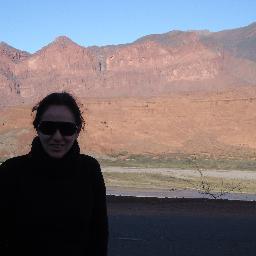 Uruguayense de nacimiento, santafesina por opción, abogada, rústica escribidora, hija, hermana, amiga, compañera, pareja y madre.