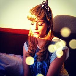 Se for pra falar eu falo, se for pra dizer eu digo, se for pra tweetar eu tweeto, se for pra duvidar, duvide. Mas ame a Sophia Abrahão!!!!!!!!