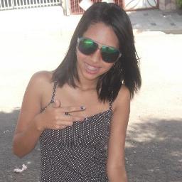 aquela menina que sonha com os pes no chão,a menininha com jeitinho de bozinha,com carinha de quietiinha,mas que não é bobinha♥