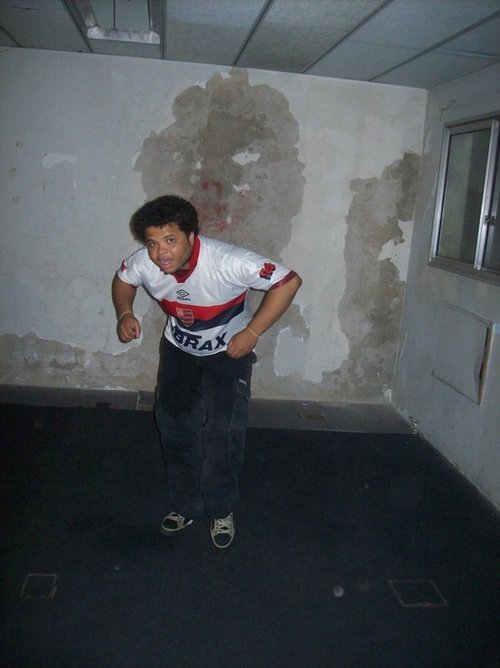 sou dançarino de street dance e funk stylle a 5 anos na cia marè em movimento e da (S.T.C)stylle caioca crew e fiz parte da cia hip-hop21 na mare