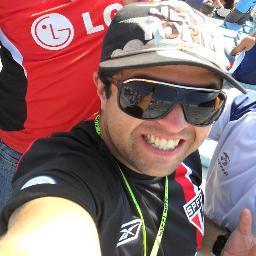 ex locutor de rádio , cantor , e no momento estudante de Ed. Física
