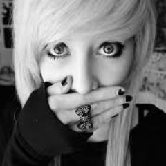 É adolescente? então segue aê! | Ignorar pra que? jogar indiretas é mais daora. #Retweet e #Favorite o que gostar :)