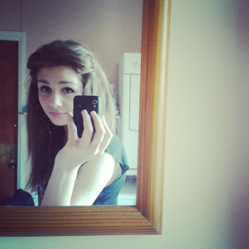 heey- right i follow back, i have a obsession with jizz(obviously). i dont like carrots. And i think thats all you have to know ♪ Much L♥ve x x