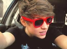 Hi I'm Jonny Walker Ellen I have 17 years I like to play guitar, I love One Direction Follow Me and Follow Back