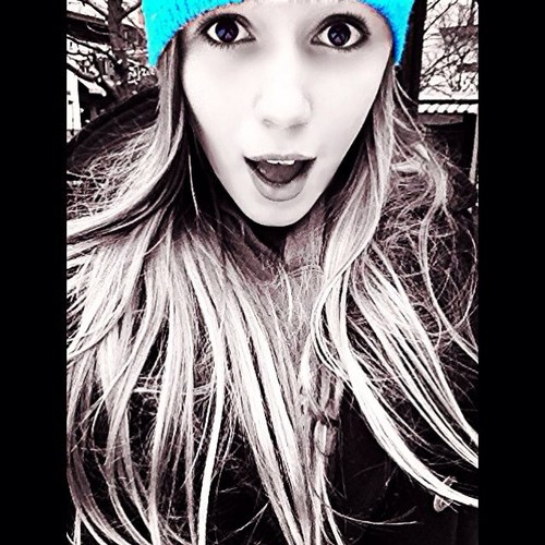 I FOLLOW BACK! BEEN ON FOR 8 DAYS! WANT 1K BY NEW YEARS! IM ALSO A SINGER, FOLLOW ME ON KEEK! Instagram: singchristinee Keek: Singstar457