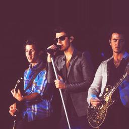 imaginas , fotos y mucho mas de los jonas .