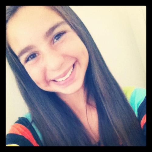 hey guys ♥ i am from Argentina i speak English and Spanish  ..i love touching the piano , running  ,and swimming ..♥