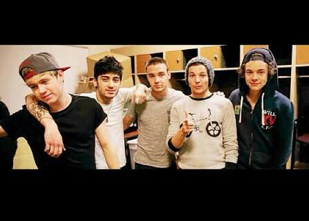Brittany, Swifty and Directioner. Follow us on instagram @DirectionerUniversity love you guys ♥