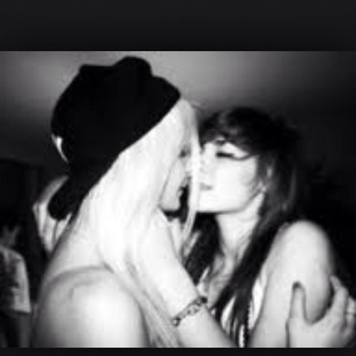 Secretly a lesbian and still in the closet 
Kik-secretly_lesbian 
#teamsingle #teamLesbian