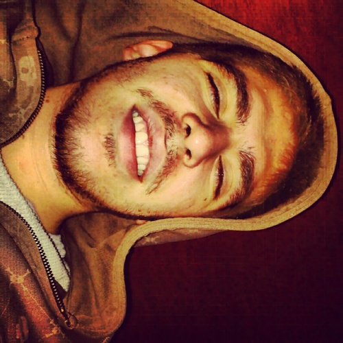 Soy el vecino del depa de arriba que no quieres tener, prendo la licuadora a las 3am y veo la tele con sonido surround. A veces babeo la almohada.  MCMXCI.