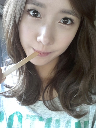 อันยองค่ะ ฉันยุนอาแห่ง snsd แสงสว่างของวง (เหม่งสะท้อนแสง) ฟอลมาซิค่ะเดี๋ยวยุนอาจะไป หาเก้าอี้มานั่งในใจคุณ ~_~