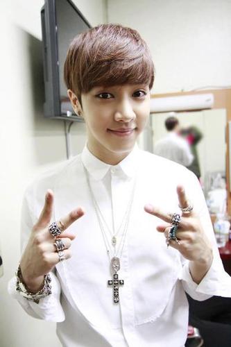 สวัสดีครับ ผมชายกวังสุดหล่อครับ ณbeast ผมน่ารักมาก เป็นกันเองด้วยนะครับ ฟอลมานะครับ *โค้ง*