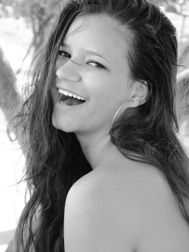 Sou dramática, intensa, transitória e tenho uma alegria em mim que quase me deixa exausta. Eu sei sorrir com os olhos e gargalhar com o corpo todo.