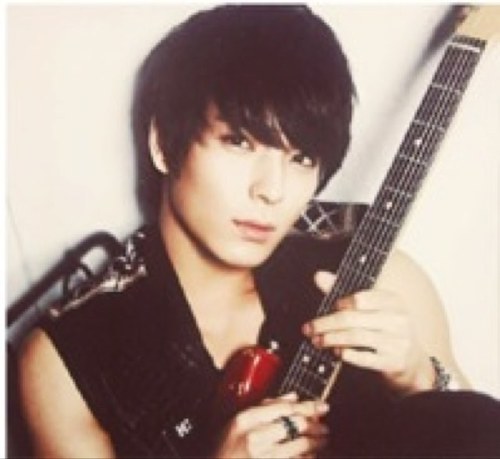 Sexy guitarist from FT Island Choi Jong Hoon ; @FtGtJh