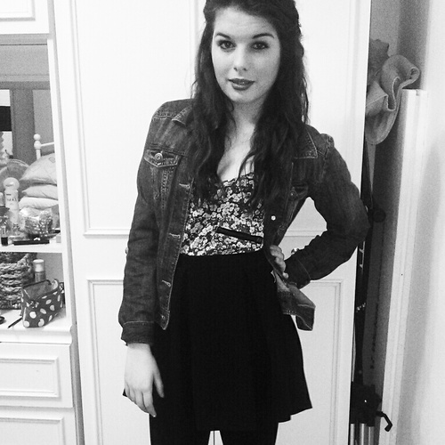 15 year old girl who tweets crap and follows back:)