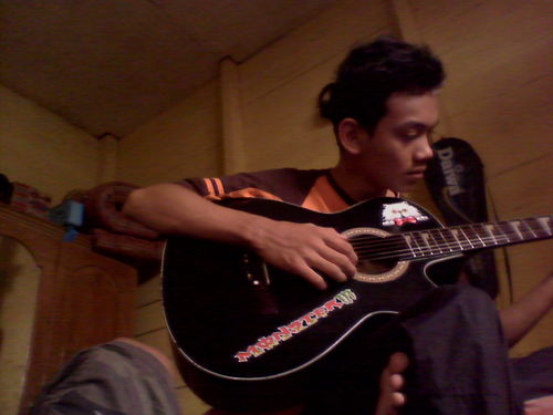 simple man and can make evrybody laugh with me (--)