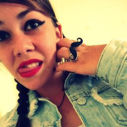 Tenho várias caras. Uma é quase bonita, outra é quase feia. Sou um o quê? Um quase tudo.