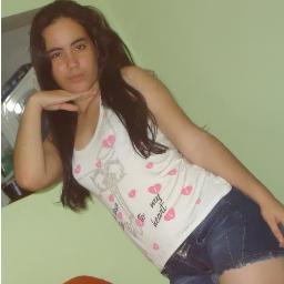 Uma menina que n liga pra opiniao dos outros ,  e que mesmo triste levanta a cabeça e tenta viver a vida da melhor maneira possivel (: