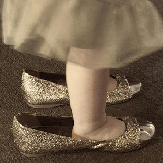 shyRose5's profile picture. لآ أنتمّي للإنآثّ البآكيآت على.     الرآحلين و الحزّن ترف لآ أطّيقه و من يقرر الرحيل : يغلقْ البآب ورآءه جيدآ ثّم رآفقْته السّلآمه