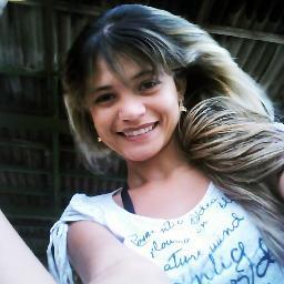 Ela não anda, ela desfila
Ela é top, capa de revista
É a mais mais, ela arrasa no look
Tira foto no espelho pra postar no facebook.