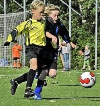 10 jaar oud ⚽ Ik hou van voetbal ⚽ Volg me ⚽ Goede vrienden :  Barry, rolf, flores en ruben ⚽ Voetbalbro : Ruben, rolf en flores