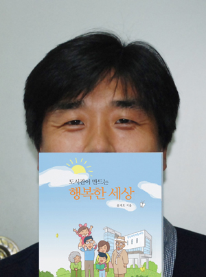 1993년부터 전문지 기자 생활하다가 2005년 9월 나루코(주) 설립해 만화/웹툰, 디자인/인쇄, 애니, 출판 등의 일을 하면서 고양이전문 언론매체 고양이뉴스/야옹이신문을 발행하고 있다. 고양이 캐릭터 전문 쇼핑몰 '고뉴몰'도 운영하고 있다.