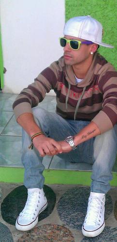 Ousado e alegre .