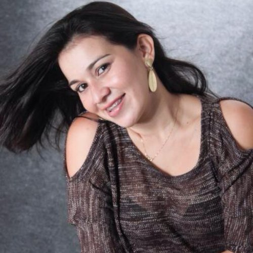 Cristã, Assistente Social, defensora dos direitos humanos e das políticas sociais. Trabalhadora do SUS e da educação pública.