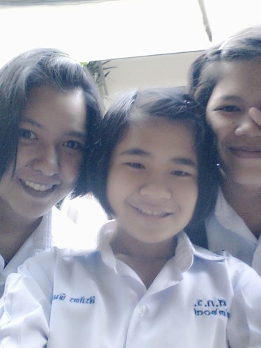 ชื่อเอิร์นนะ ^^เป็นคนพูดมากไม่หยิ่งนะฟอลมาเลย55
