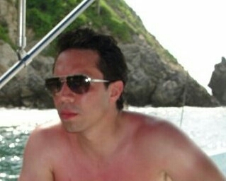 betoguevara's profile picture. La vida es corta... Perdona rápido, besa lento, ama de verdad, riete sin control.