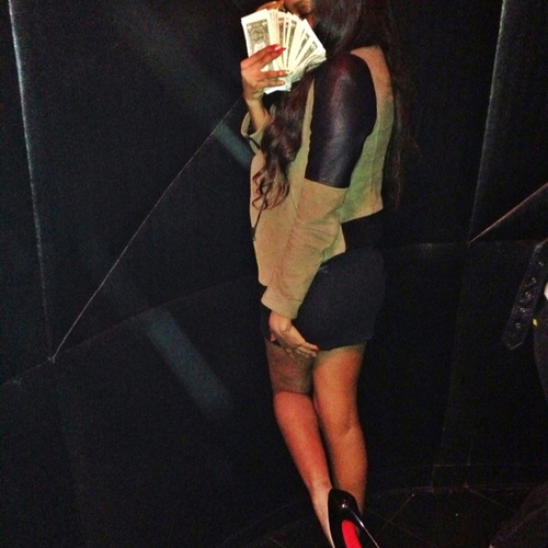 SnookLEEZY's profile picture. Im just a gina layed up,laughing at you cole ass niggas, w them tommy ass excuses . .U dont treat her like a queen, u gon' b a lonely king!