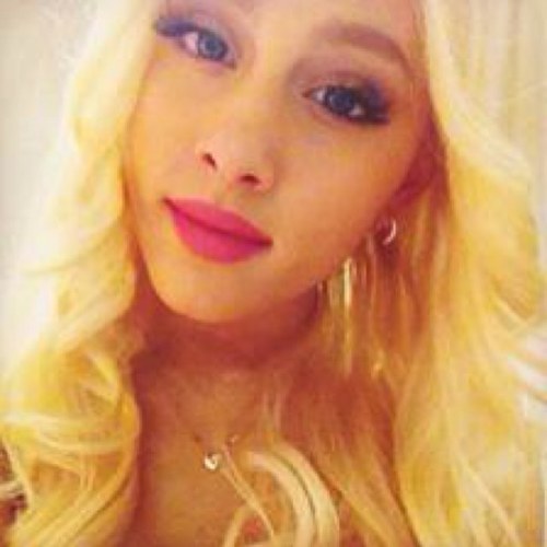 luffariel's profile picture. Looks like a Barbie, fucks like a boss.