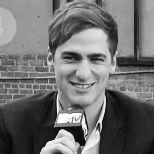 ''Stop trying to be what society shoves down your throat'' -KFS❤ In love with 5 dorks, but Kendall has my heart. Sadly, I haven't met them yet.