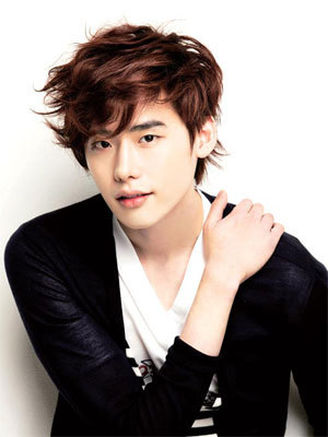 สวัสดีครับผมลีจงซอกจาก secret garden ร้องเพลงเพราะไม่หยิ่งคุยได้ฟลอมากันเยอะๆนะครับ